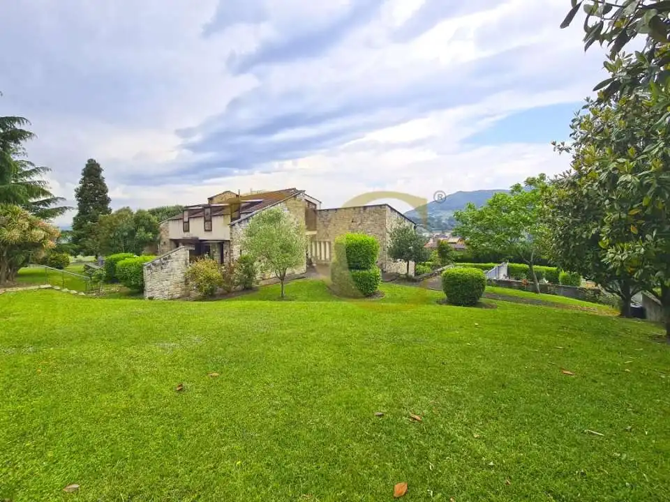 Jardí de Casa o xalet en venda en Oviedo  amb Calefacció, Jardí privat i Terrassa
