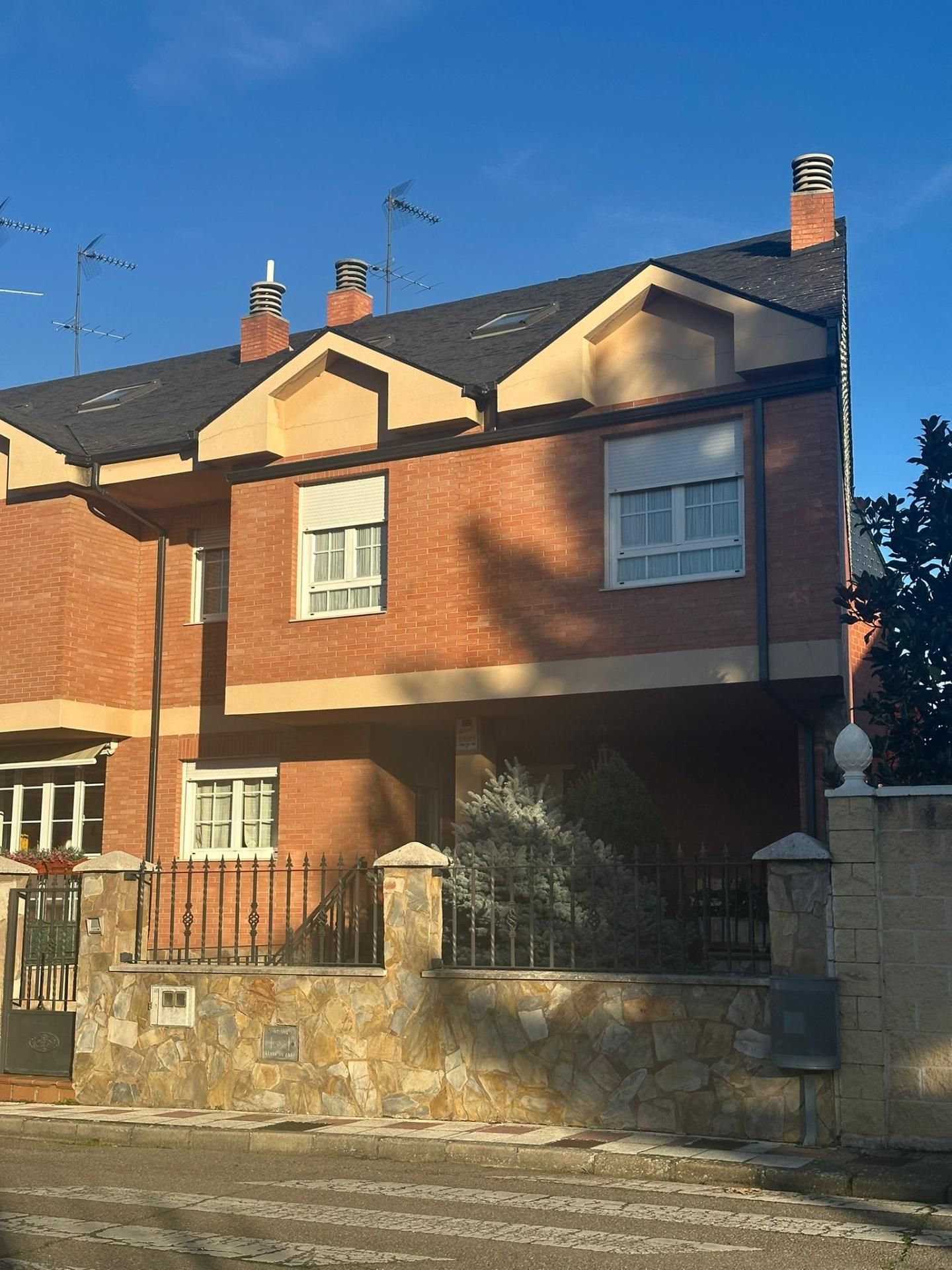 Exterior view of Single-family semi-detached for sale in San Andrés del Rabanedo  with Heating, Private garden and Terrace