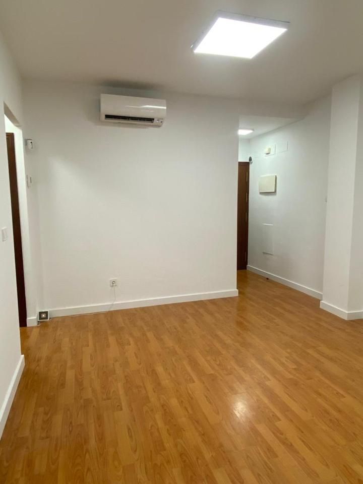 Planta baja de alquiler en Dos Hermanas con Aire acondicionado, Parquet y Alarma