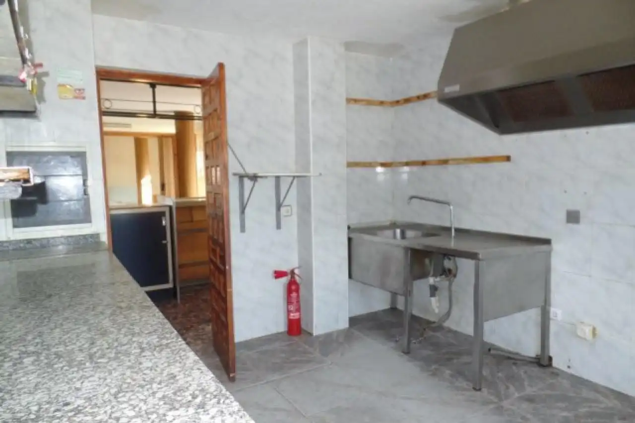 Cuina de Local en venda en Garrafe de Torío amb Terrassa