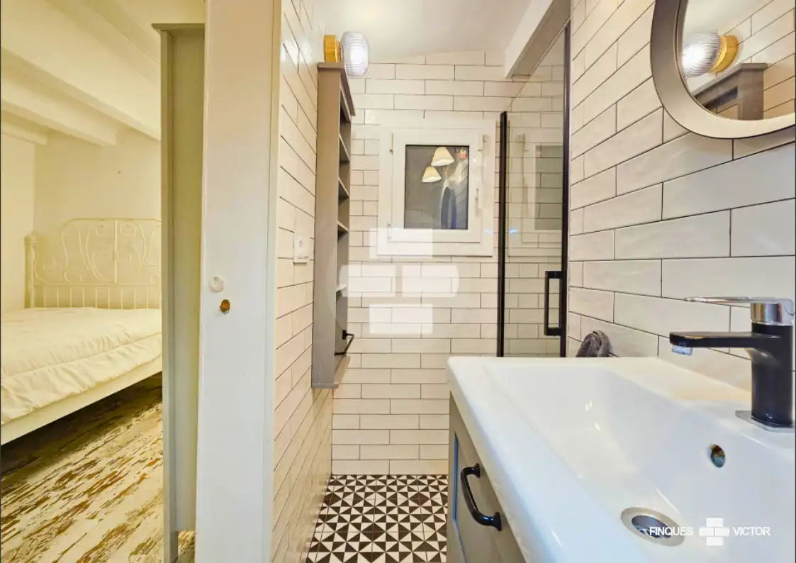 Baño de Piso en venta en Barcelona con Amueblado, Horno y TV