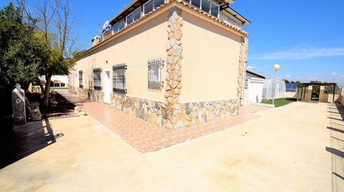 Les presentamos una casa independiente sobre un terreno ruacutestico con papeles en regla, dividida en dos vivienda, que perfectam