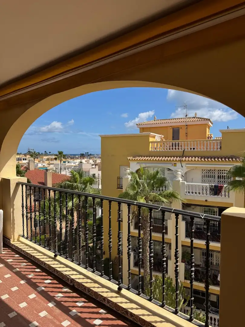 Vista exterior de Àtic en venda en Torrevieja amb Calefacció i Moblat