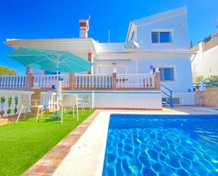 Vista exterior de Casa o xalet en venda en Torrox amb Aire condicionat i Piscina