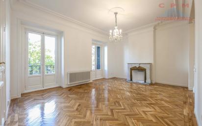 Living room of Flat to rent in  Madrid Capital  with Air Conditioner, Heating and Parquet flooring