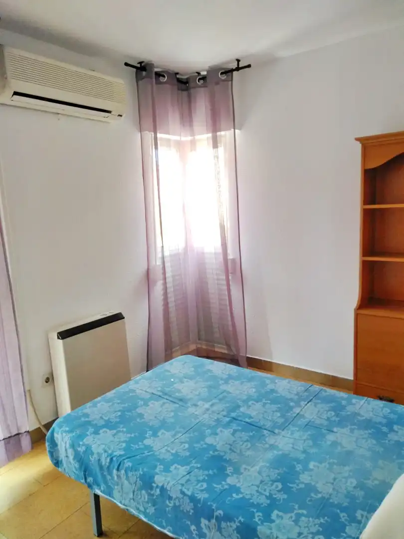 Schlafzimmer von Wohnung zur Miete in Cáceres mit Klimaanlage, Heizung und Terrasse