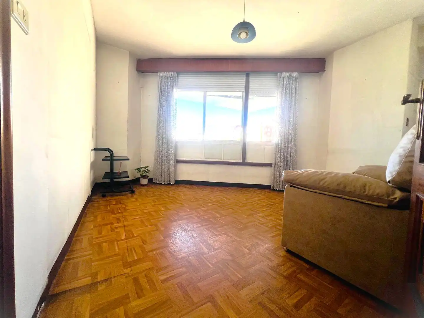 Wohnzimmer von Büro zum Verkauf in Os Mallos
