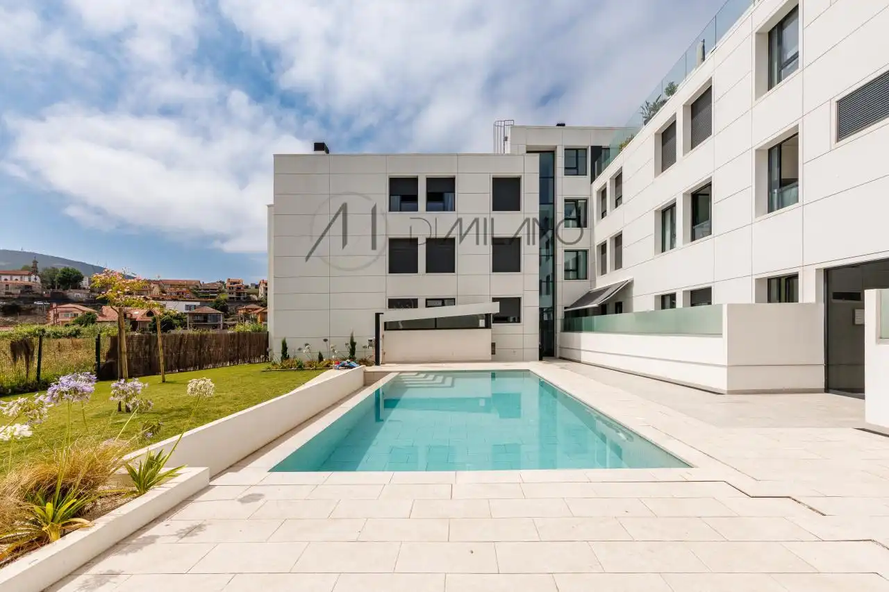 Piscina de Ático en venta en Vigo  con Calefacción, Terraza y Piscina