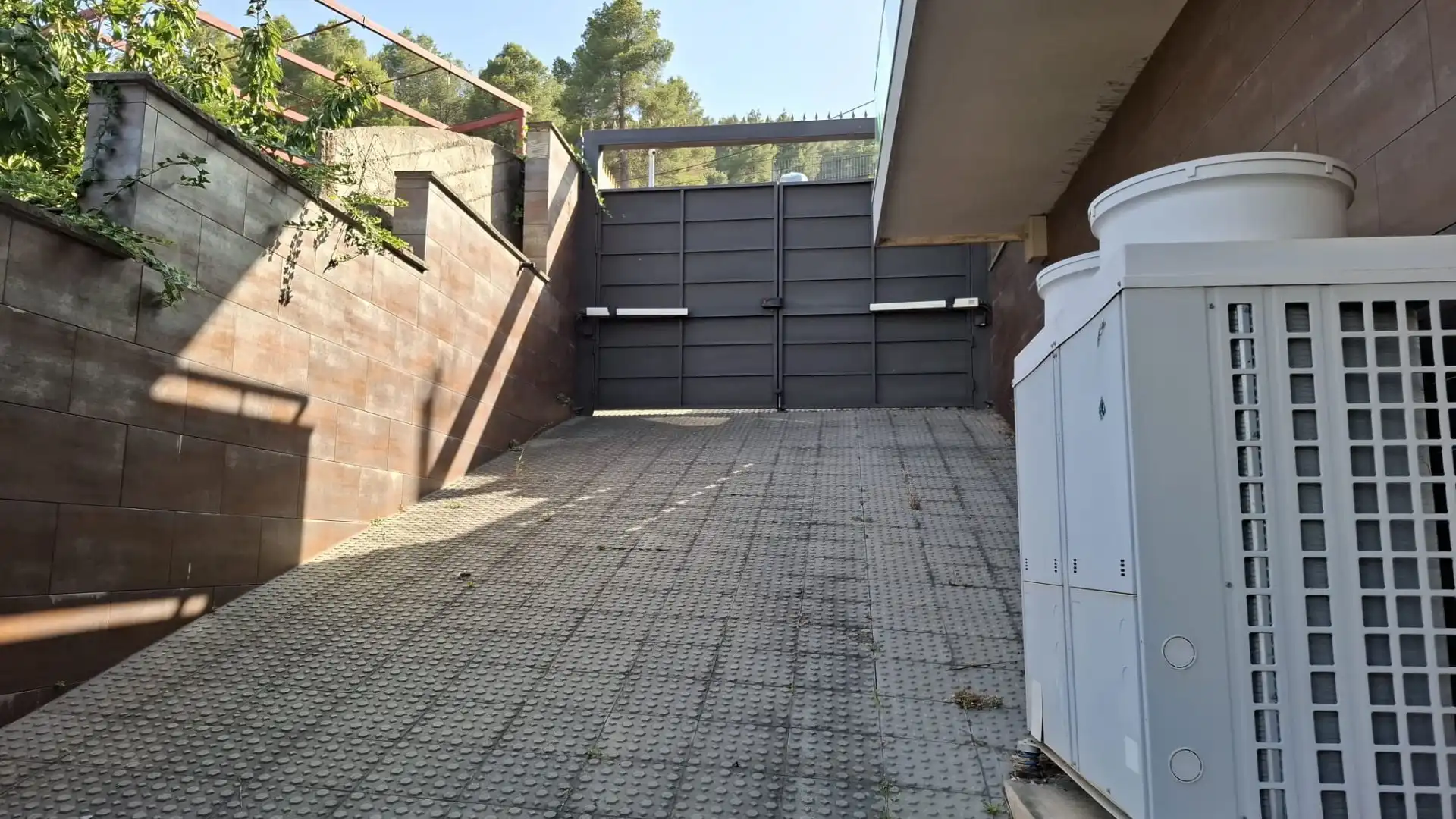 Aparcament de Casa o xalet en venda en Vallirana amb Aire condicionat i Terrassa