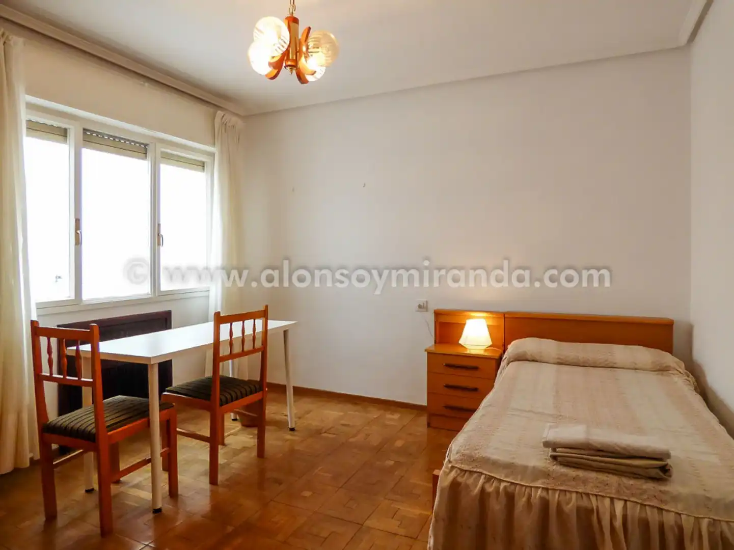 Schlafzimmer von Wohnung zur Miete in Oviedo  mit Heizung, Parkett und Möbliert