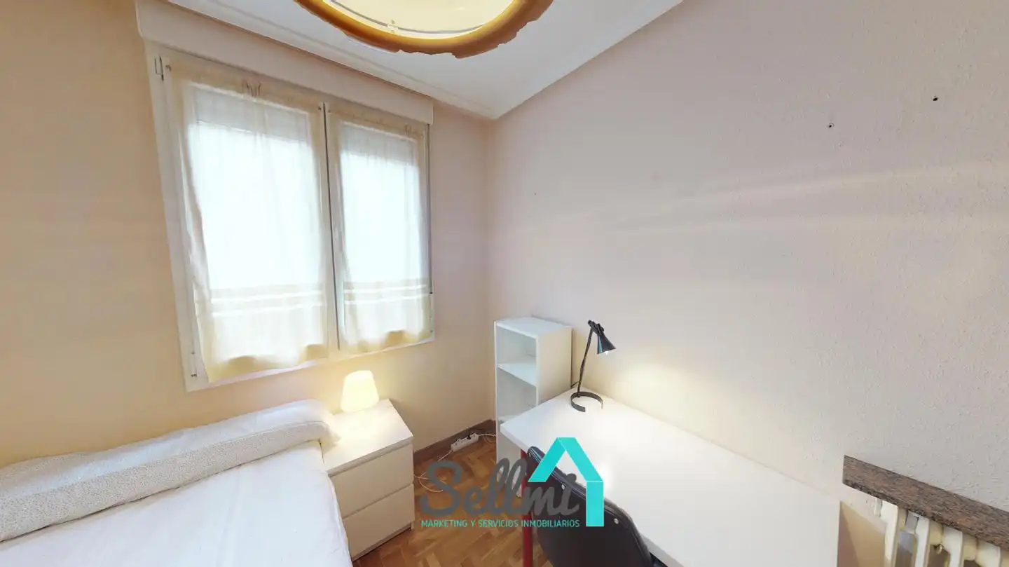 Bedroom of Flat for rent in Oviedo   with Heating, Parquet flooring and Furnished