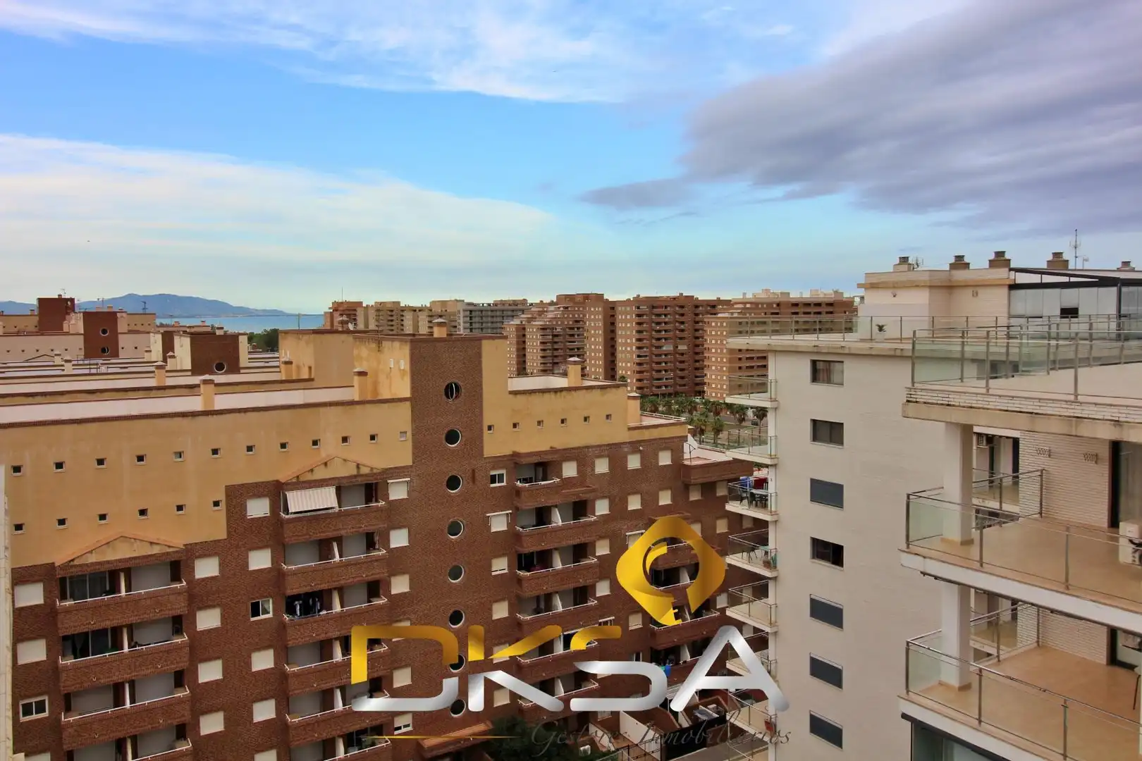 Vista exterior de Àtic en venda en Oropesa del Mar / Orpesa amb Aire condicionat, Calefacció i Jardí privat