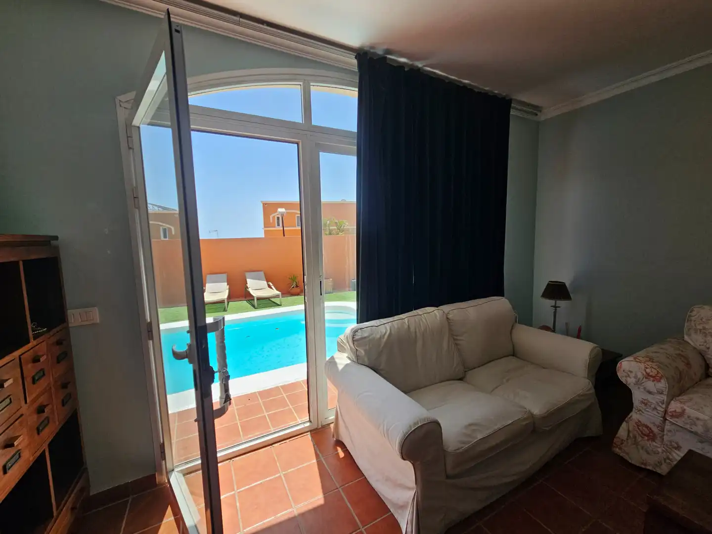 Sala d'estar de Casa adosada en venda en Puerto del Rosario amb Aire condicionat, Jardí privat i Terrassa