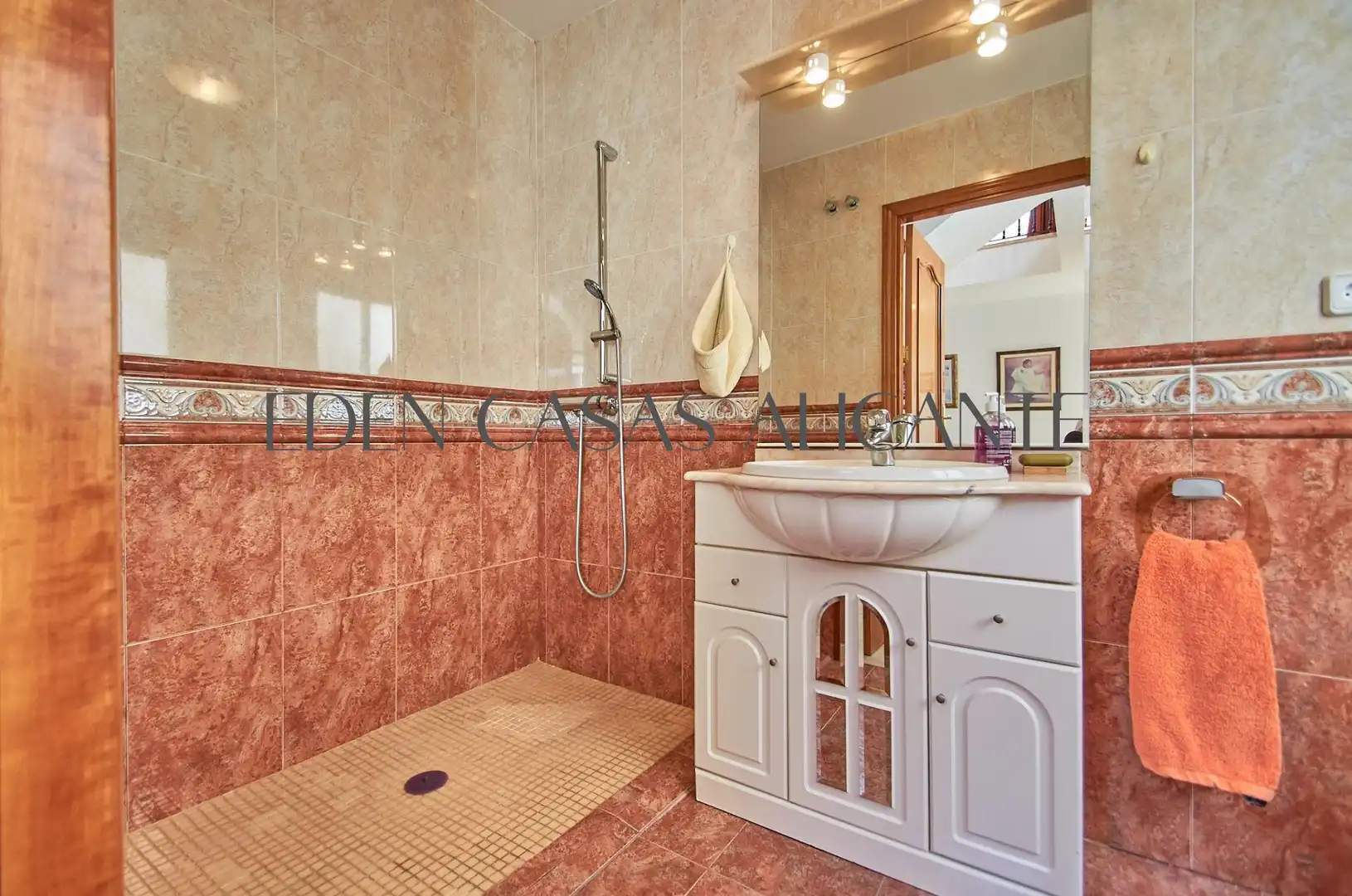 Bany de Casa adosada en venda en San Vicente del Raspeig / Sant Vicent del Raspeig amb Aire condicionat, Jardí privat i Parquet