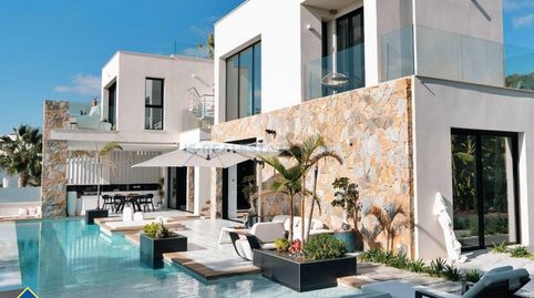 Villa con piscina privada, en la provincia de Alicante, en la ciudad de Orihuela Costa. 4 habitaciones | 550 m² | 4 kilómetros del
