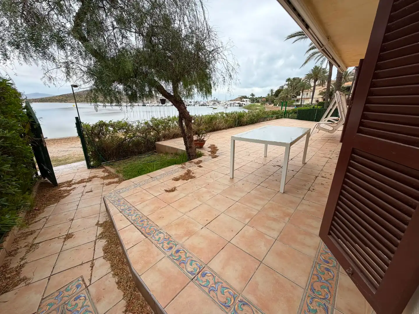 Terrasse von Einfamilien-Reihenhaus zur Miete in La Manga del Mar Menor mit Privatgarten, Terrasse und Möbliert