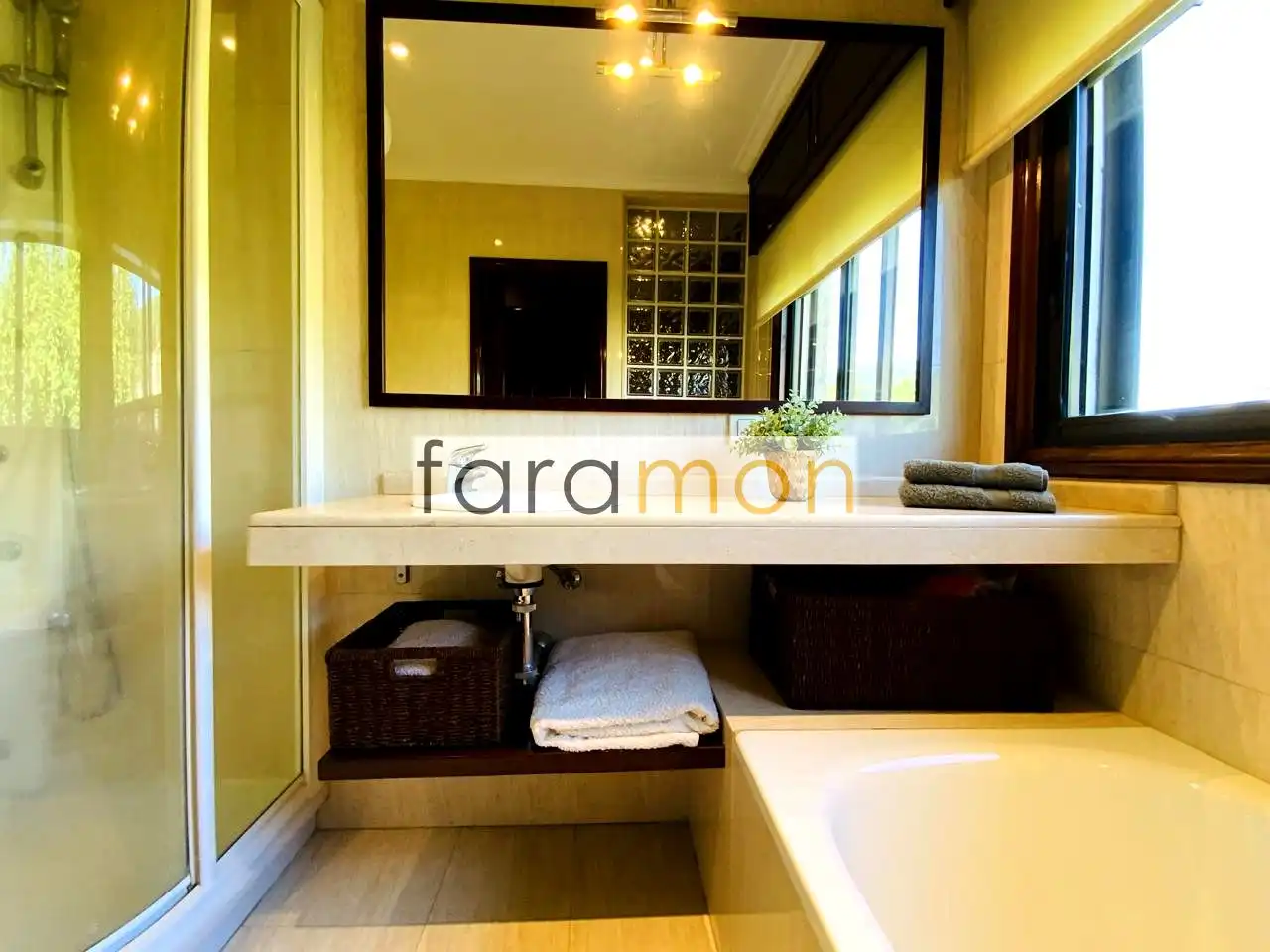 Bathroom of Houses for sale in Vigo   with Private garden, Parquet flooring and Terrace