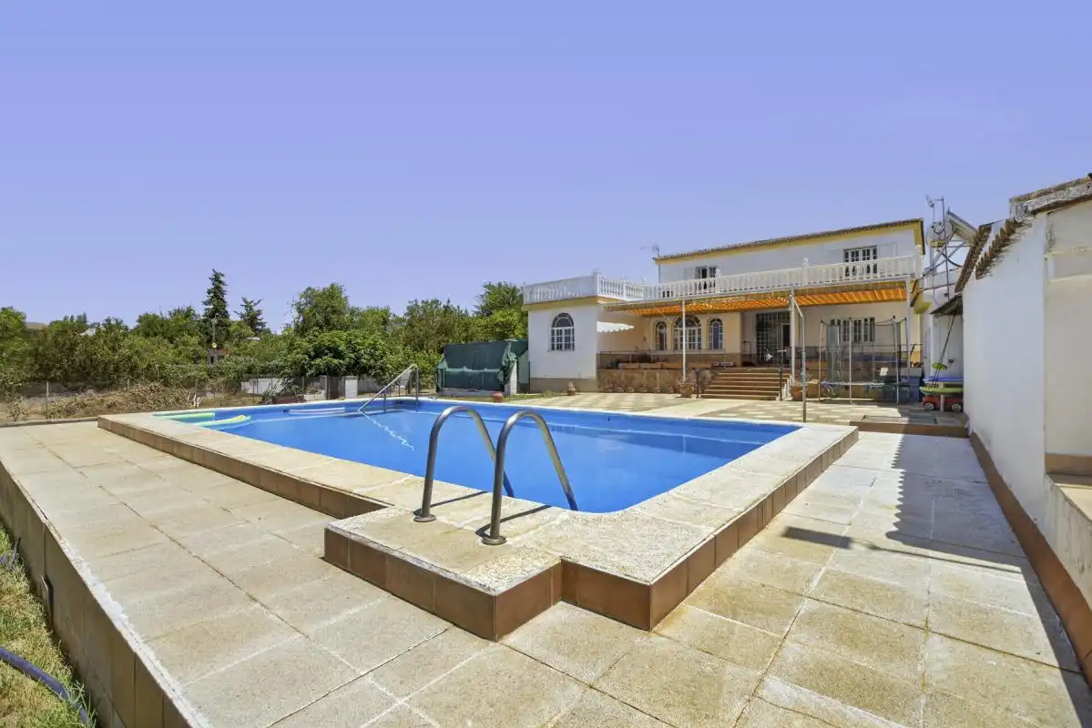 Piscina de Casa o xalet en venda en Carmona amb Aire condicionat, Calefacció i Jardí privat