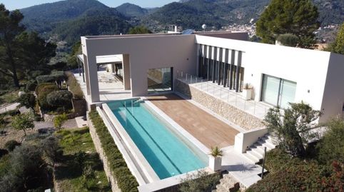Villa contemporánea espectacular con acabados de lujo y vistas impresionantes de las montañas.