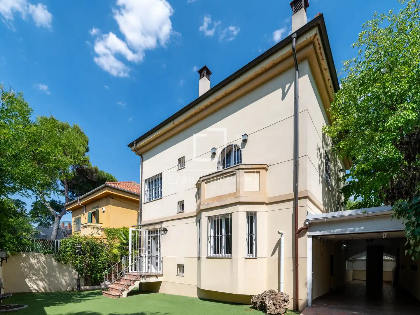Vista exterior de Casa o xalet en venda en Madrid amb Aire condicionat, Calefacció i Jardí privat