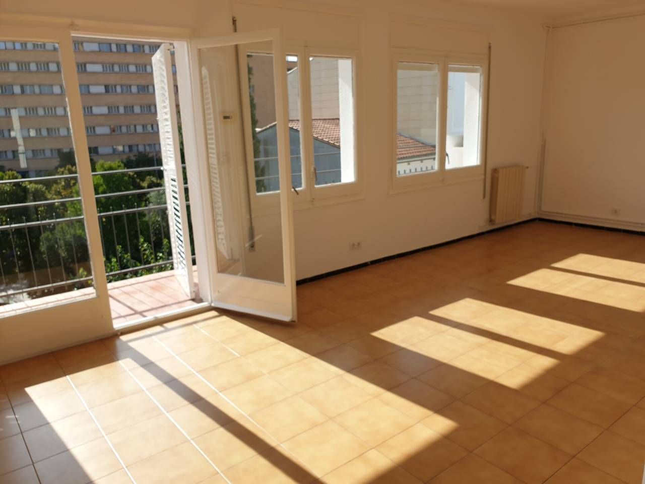 Vista exterior de Edifici en venda en Girona Capital