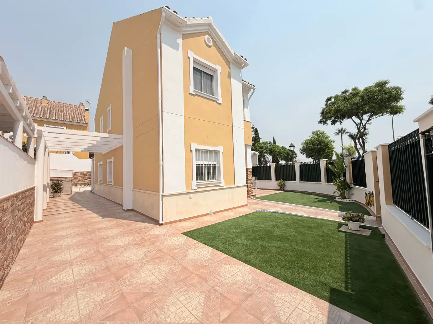 Vista exterior de Casa o xalet en venda en Espartinas amb Aire condicionat, Terrassa i Traster