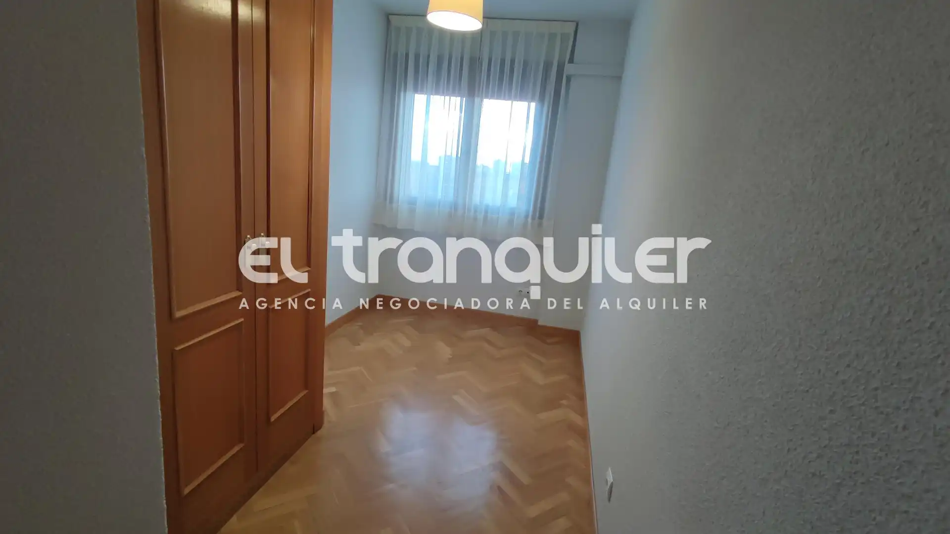 Dormitori de Pis de lloguer en Madrid amb Aire condicionat, Parquet i Piscina