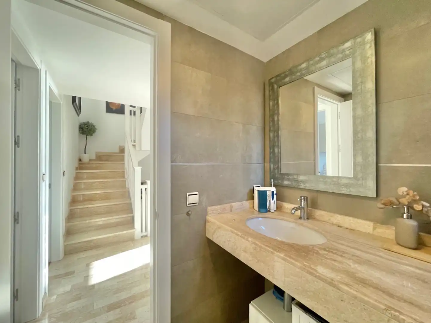 Badezimmer von Einfamilien-Reihenhaus zum Verkauf in Málaga mit Klimaanlage, Heizung und Privatgarten