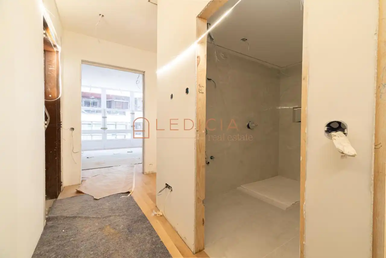 Bathroom of Flat for sale in Vigo   with Heating, Terrace and Furnished