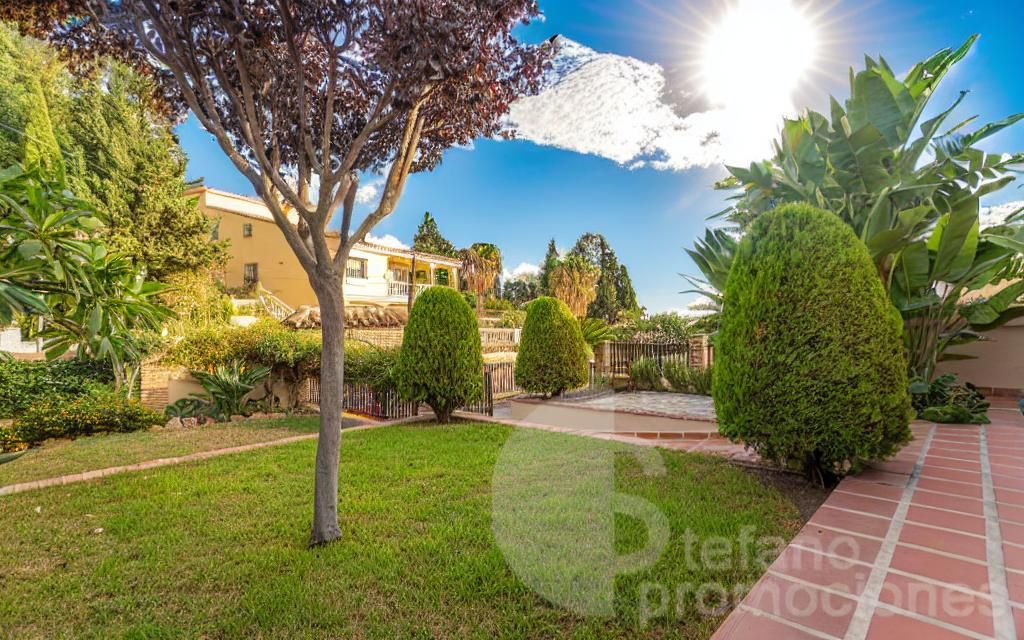 Vista exterior de Casa o xalet en venda en Rincón de la Victoria amb Aire condicionat, Jardí privat i Terrassa