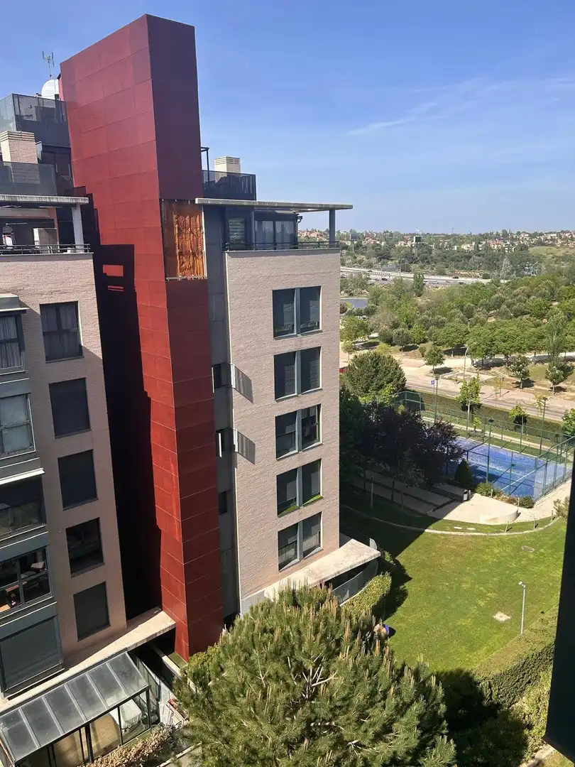 Außenansicht von Wohnung zur Miete in Madrid mit Abstellraum und Gemeinschaftspool