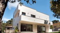 Vista exterior de Casa o xalet en venda en Sant Cugat del Vallès amb Aire condicionat, Calefacció i Jardí privat