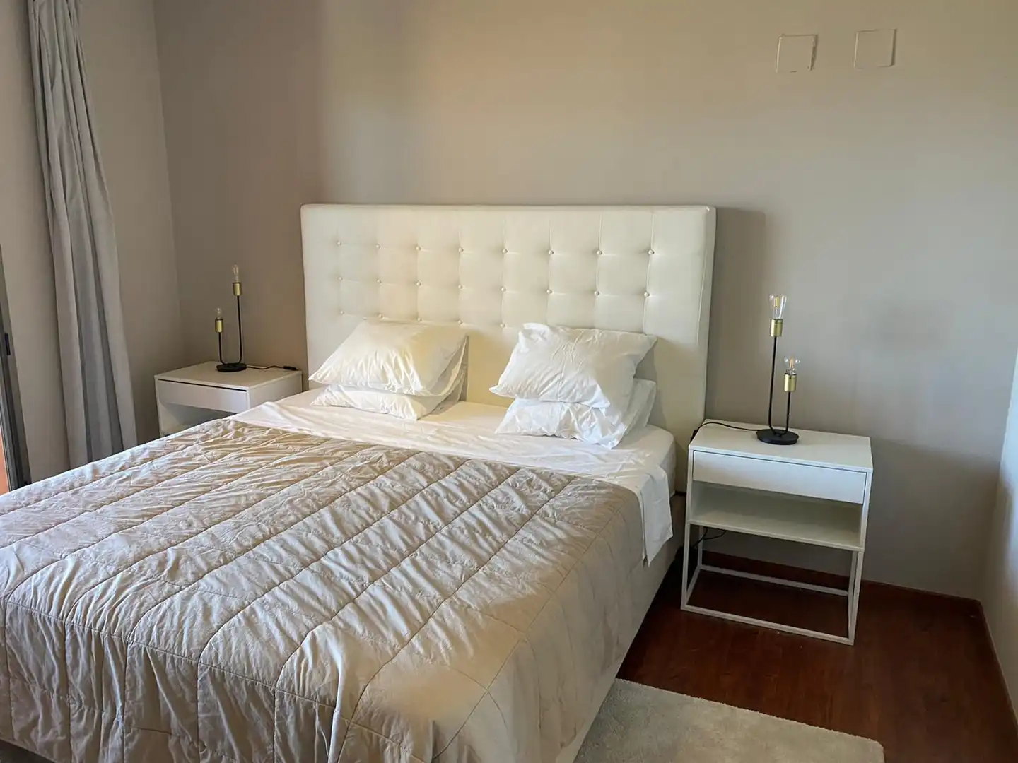 Habitación de Casa adosada de alquiler con opción a compra en Benahavís con Aire acondicionado, Terraza y Trastero