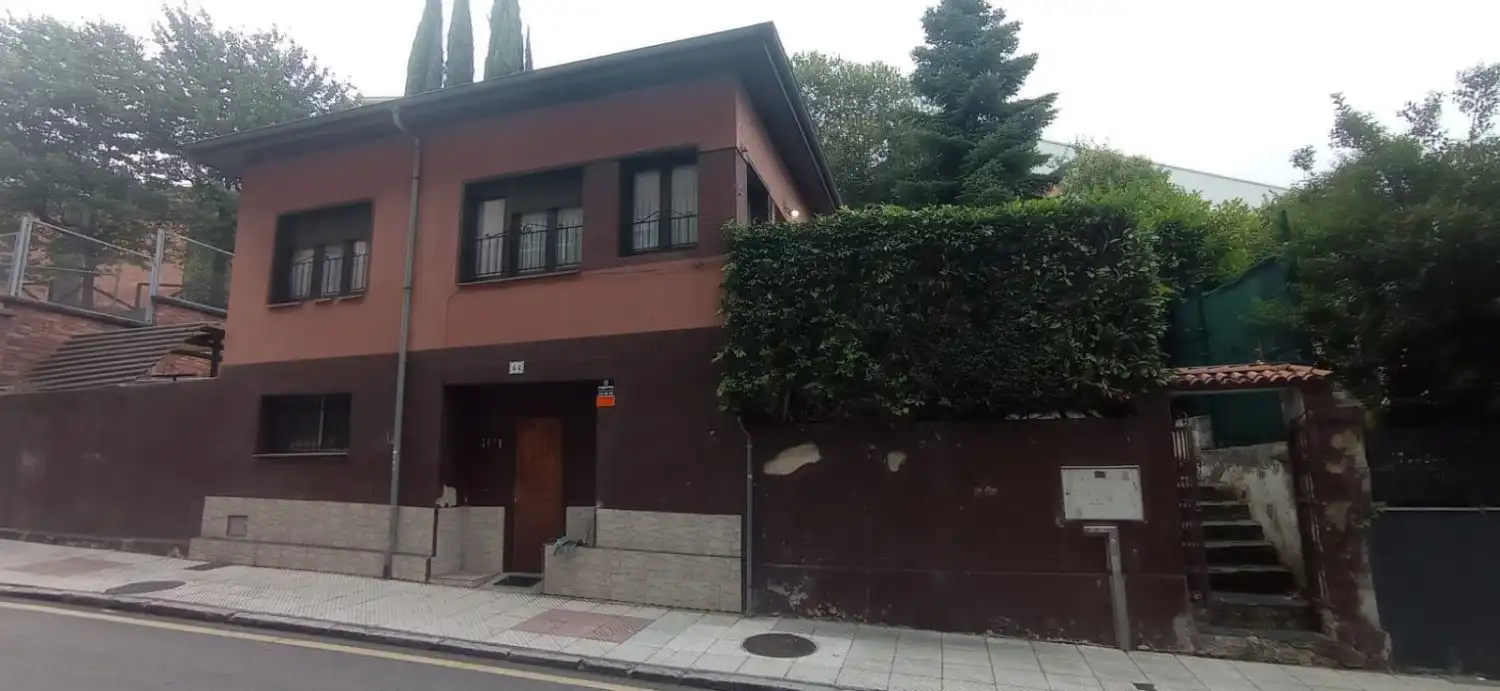 Vista exterior de Casa o xalet en venda en Oviedo  amb Calefacció i Parquet