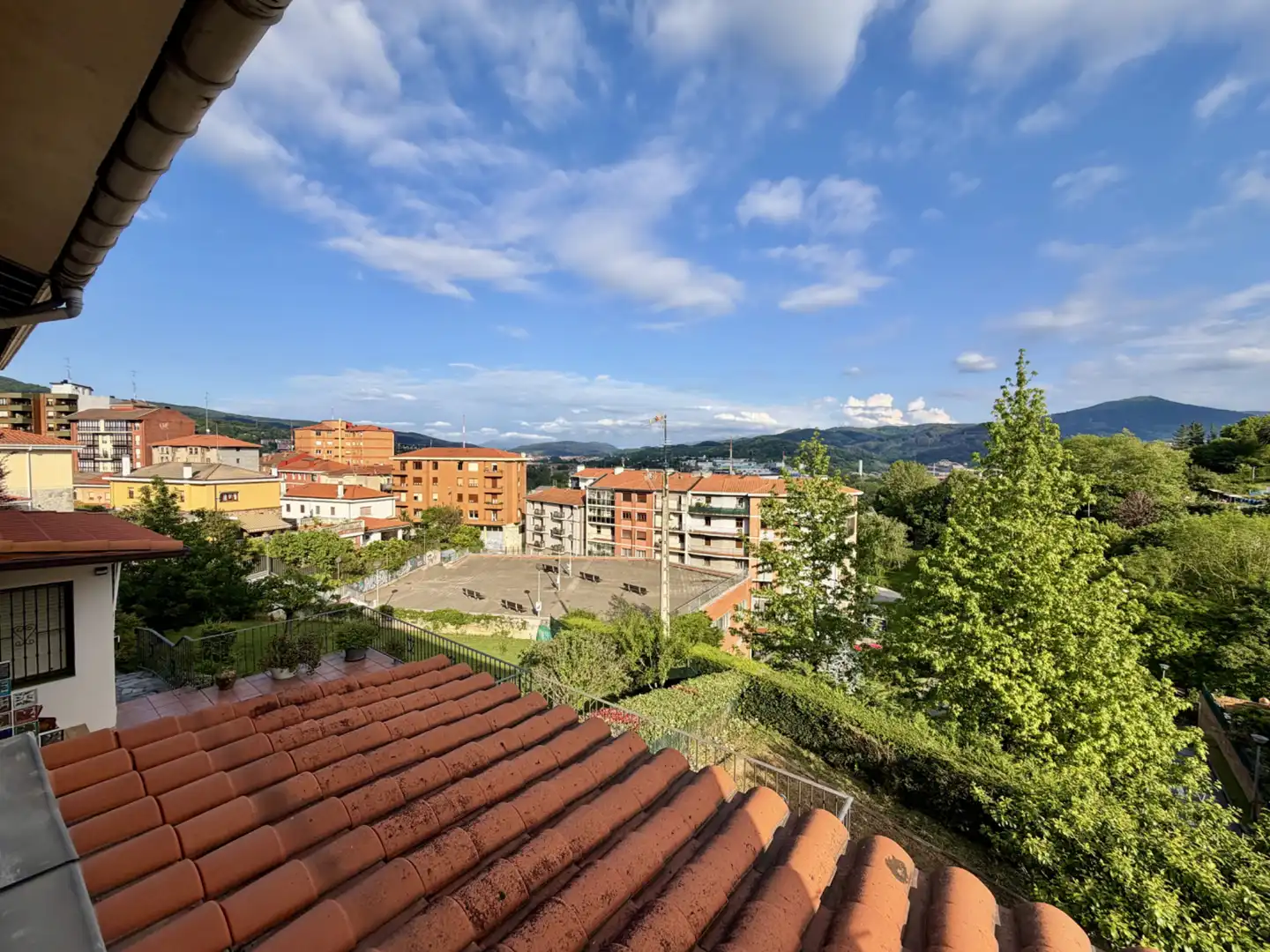 Vista exterior de Casa adosada en venda en Basauri  amb Calefacció, Jardí privat i Terrassa
