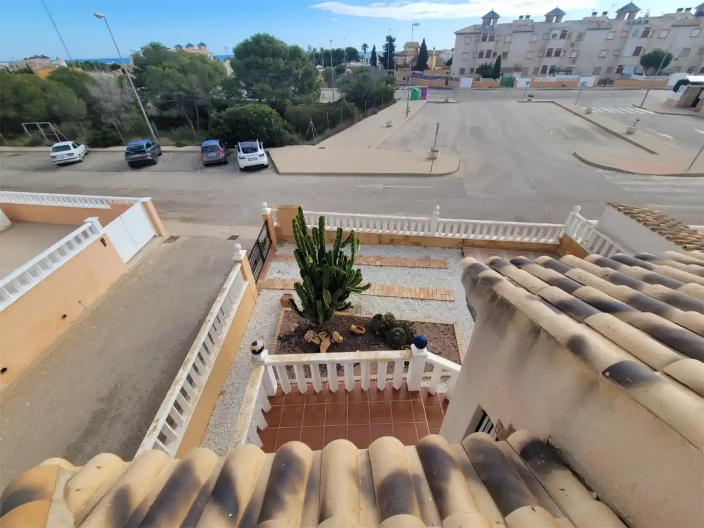 Vista exterior de Casa adosada en venda en Orihuela amb Jardí privat, Traster i Moblat