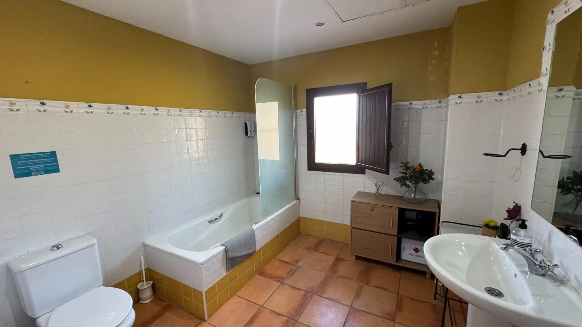 Baño de Finca rústica en venta en Teba con Aire acondicionado, Jardín privado y Piscina