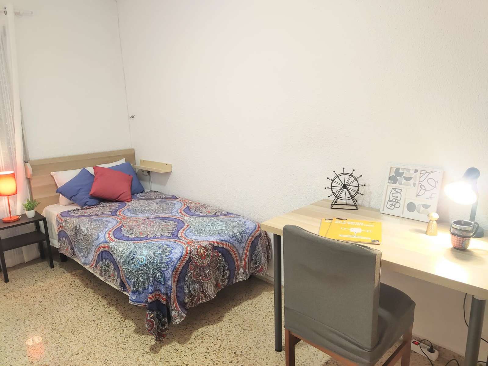 Dormitori de Pis per a compartir en Burjassot amb Aire condicionat, Calefacció i Terrassa