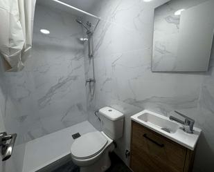 Bathroom of Flat to share in  Madrid Capital  with Air Conditioner, Heating and Terrace