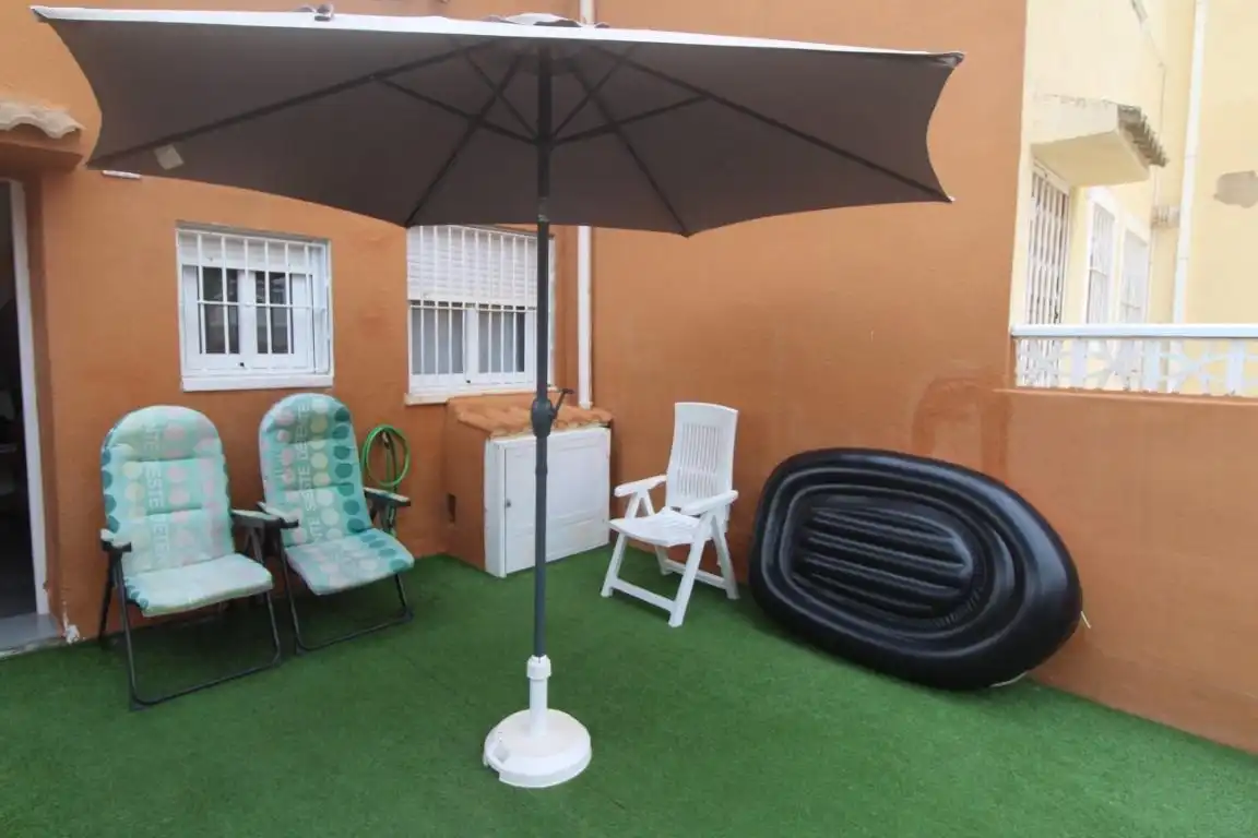 Terrassa de Casa adosada en venda en Torrevieja amb Jardí privat, Terrassa i Moblat