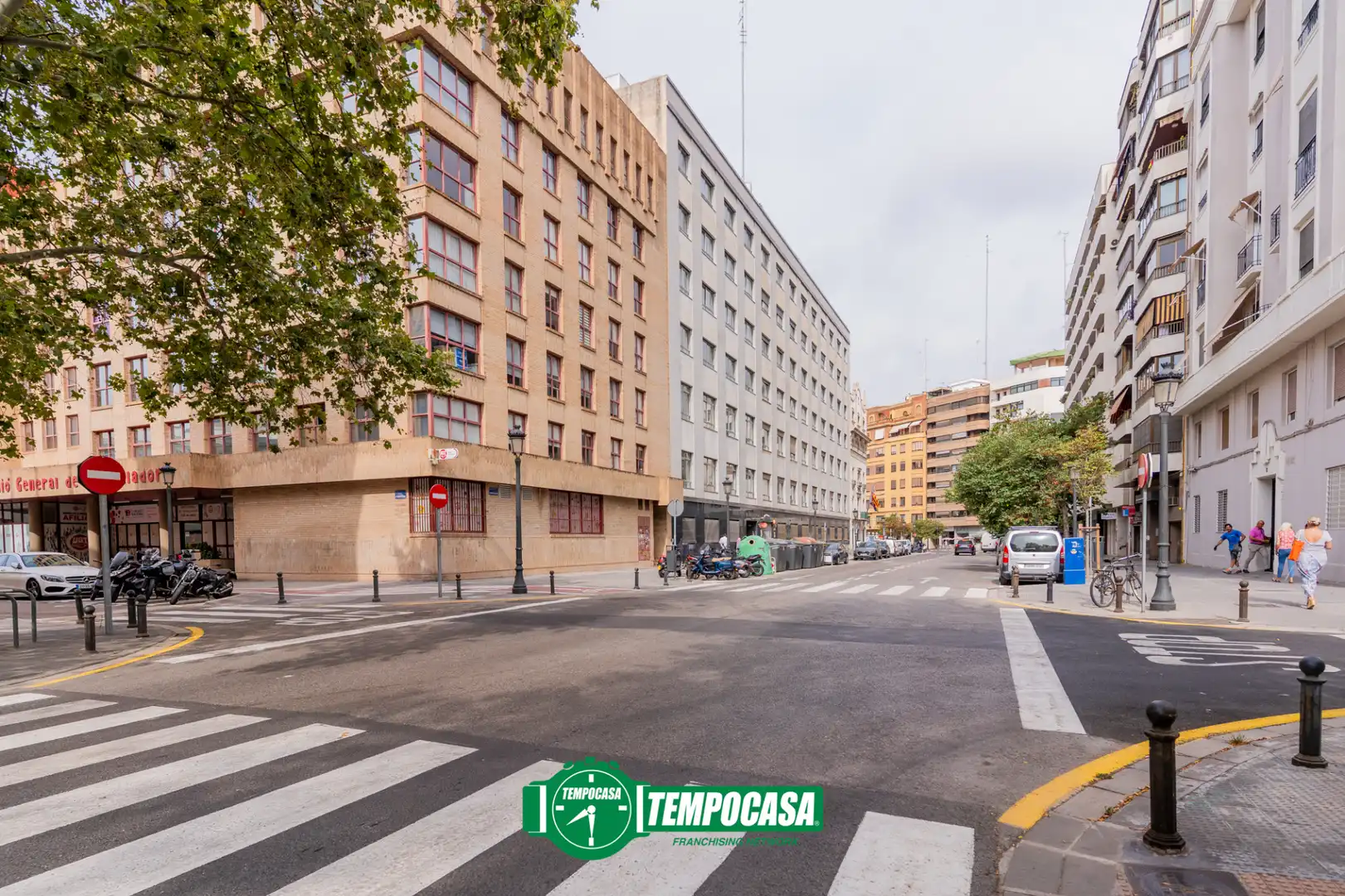Exterior view of Flat for sale in Valencia  with Air Conditioner and Oven