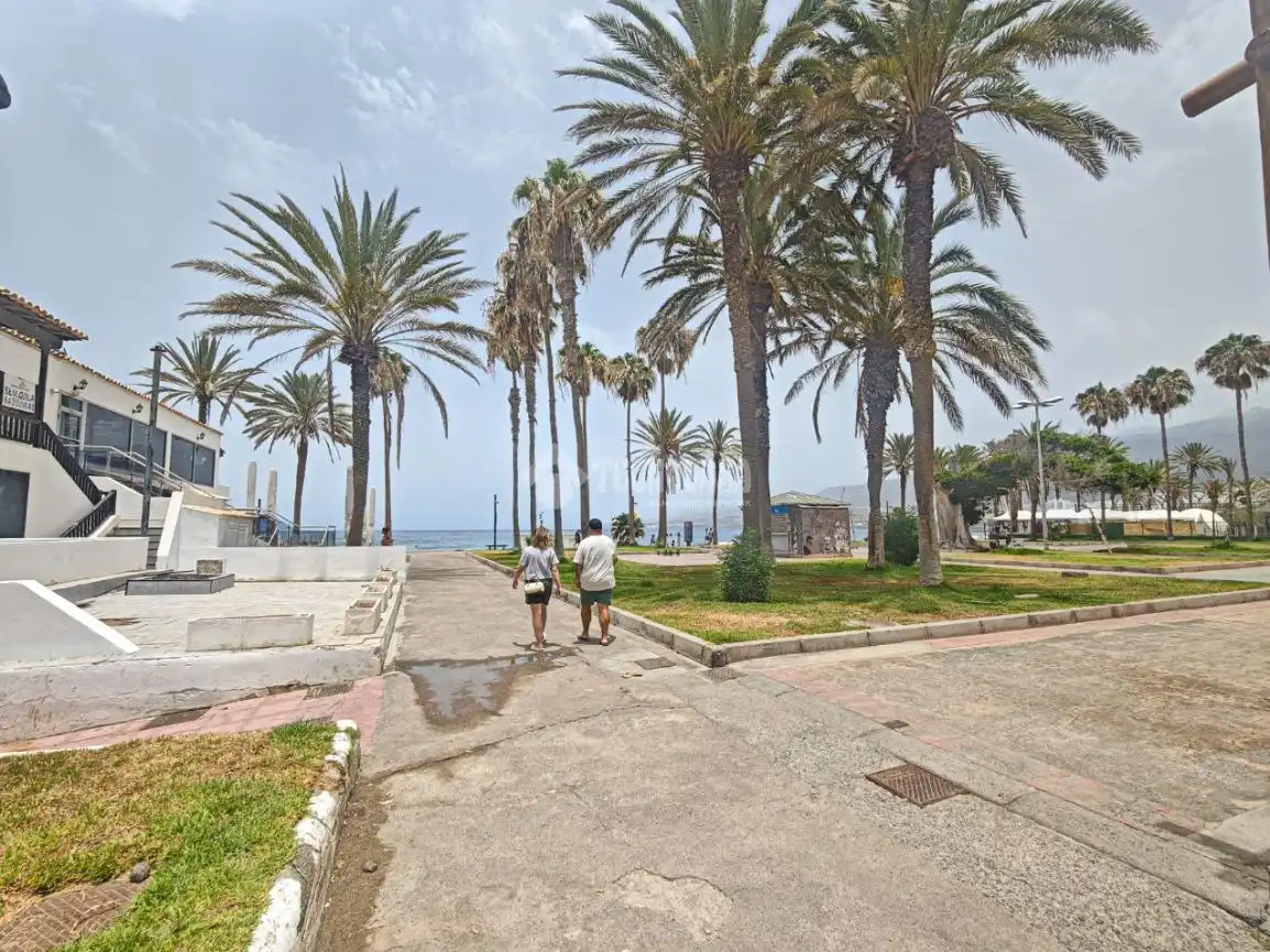 Vista exterior de Local en venta en Arona