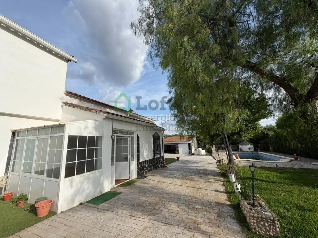 Vista exterior de Casa o xalet en venda en Badajoz amb Aire condicionat, Jardí privat i Piscina