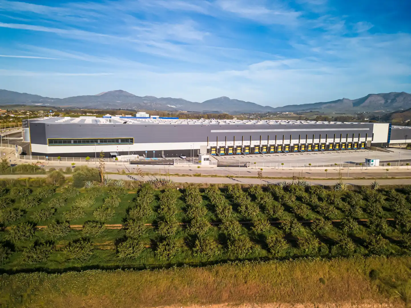 Vista exterior de Nave industrial de alquiler en Málaga Capital