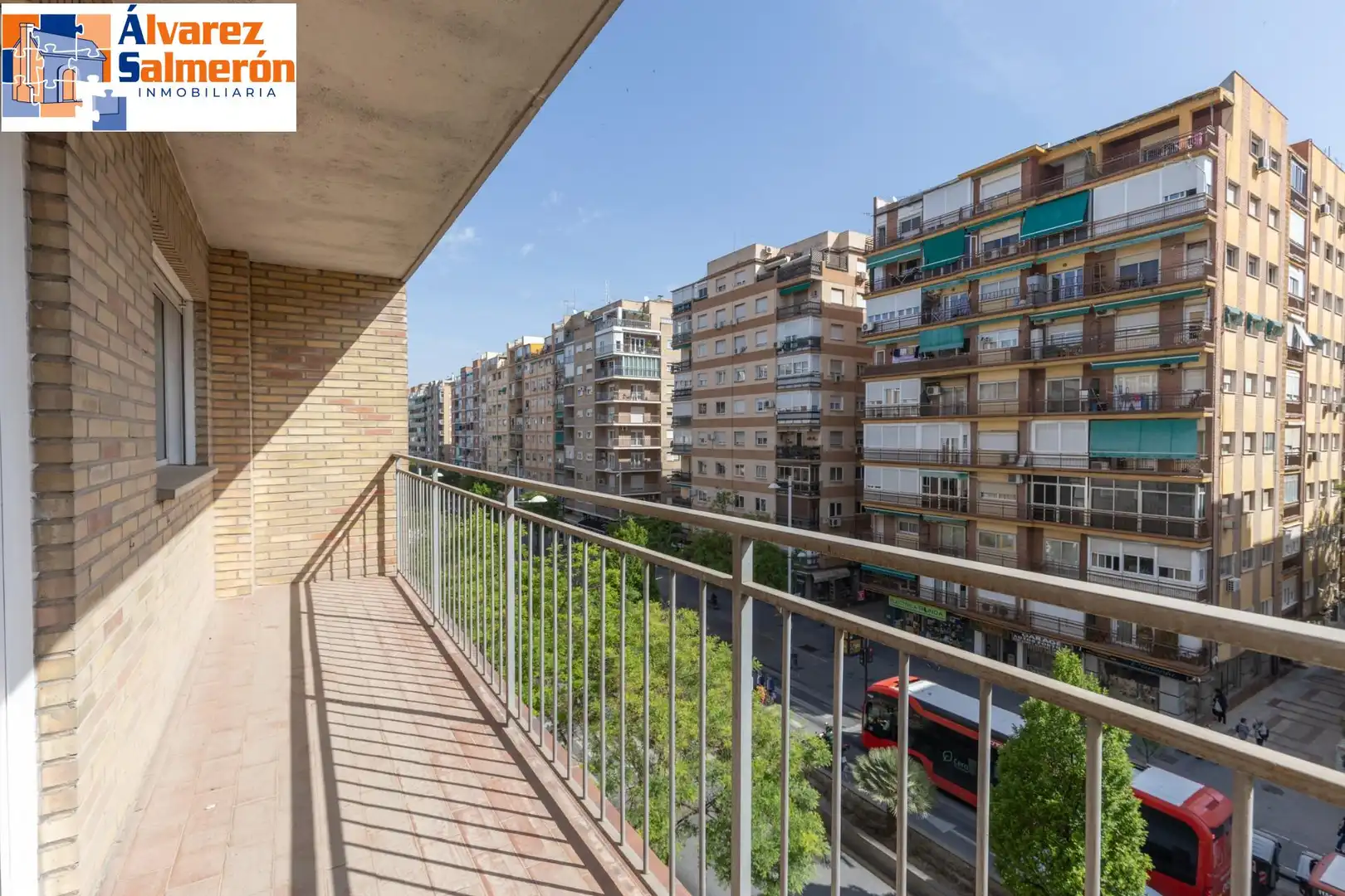 Vista exterior de Pis en venda en  Granada Capital amb Terrassa