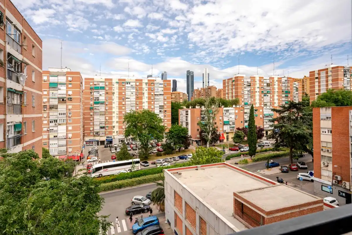 Vista exterior de Pis en venda en Madrid amb Calefacció
