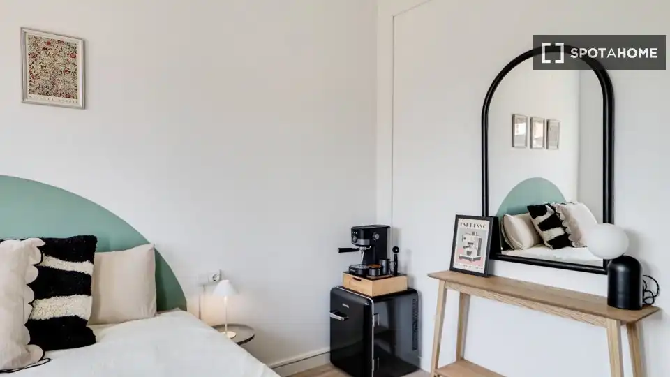 Bedroom of Flat for share in Nou Barris