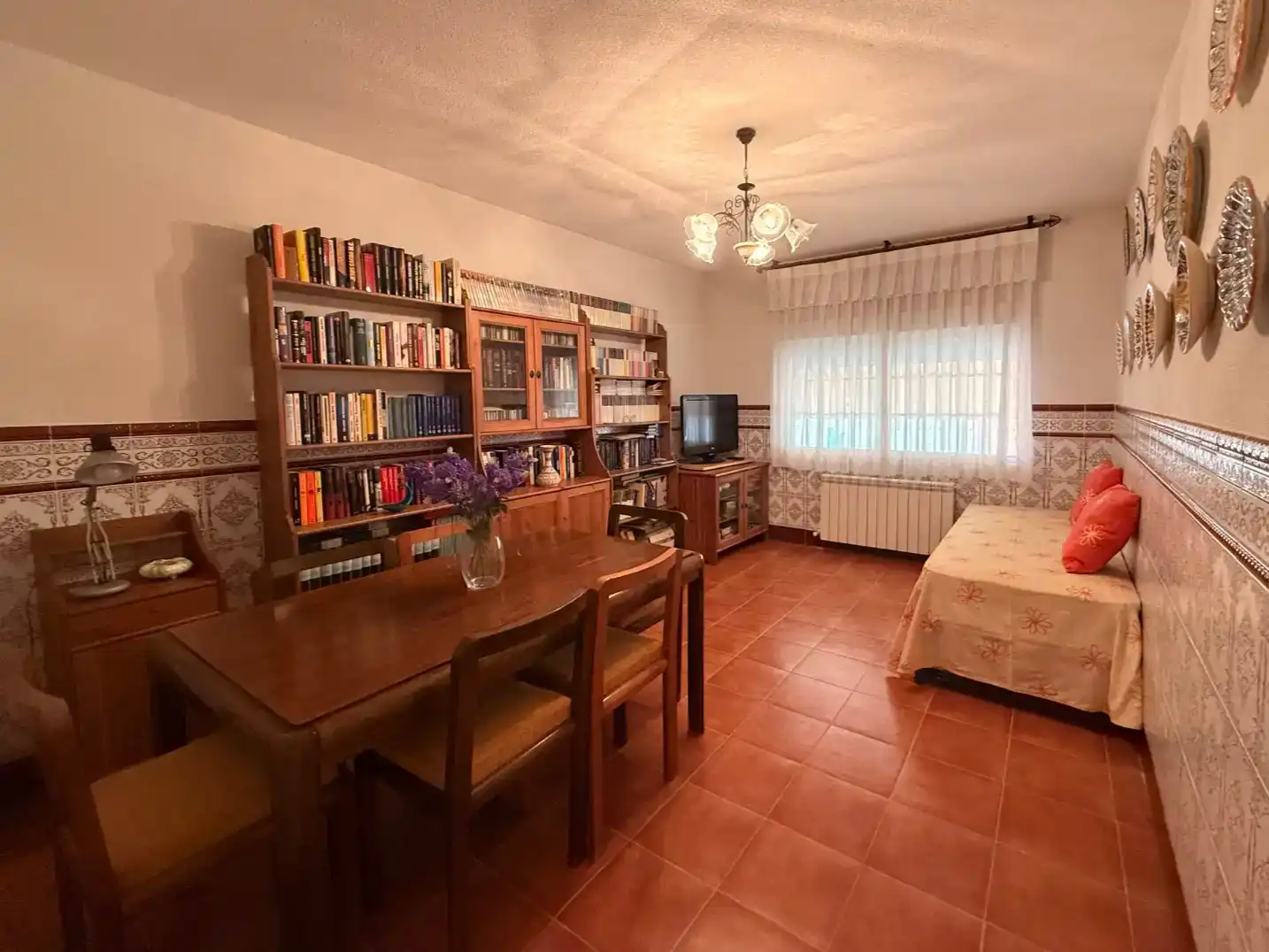 Sala d'estar de Casa o xalet en venda en Villa del Prado amb Aire condicionat, Jardí privat i Traster