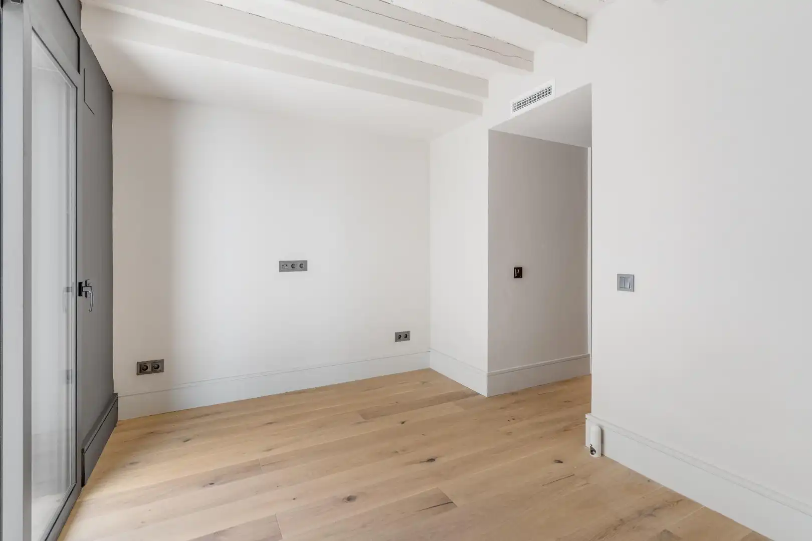 Flat for sale in Barcelona  with Air Conditioner, Heating and Parquet flooring
