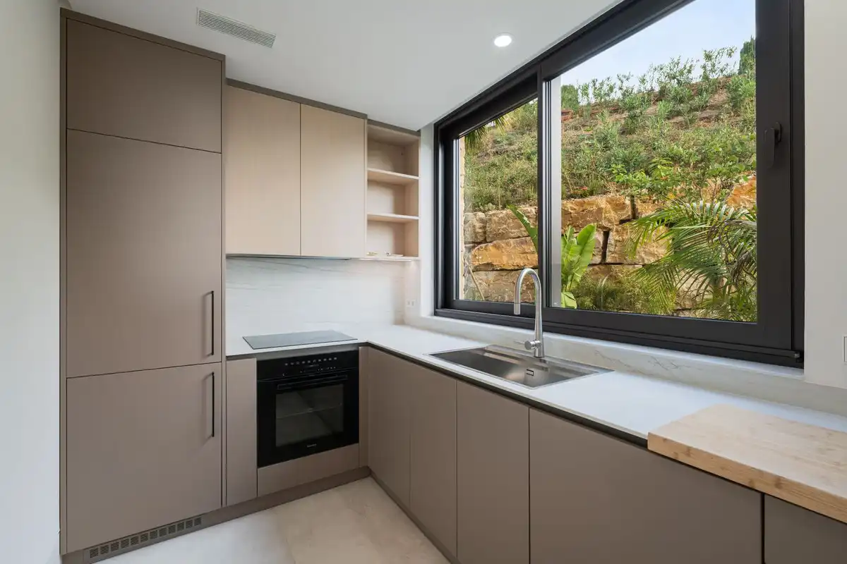 Cuina de Casa o xalet en venda en Marbella amb Aire condicionat, Jardí privat i Terrassa